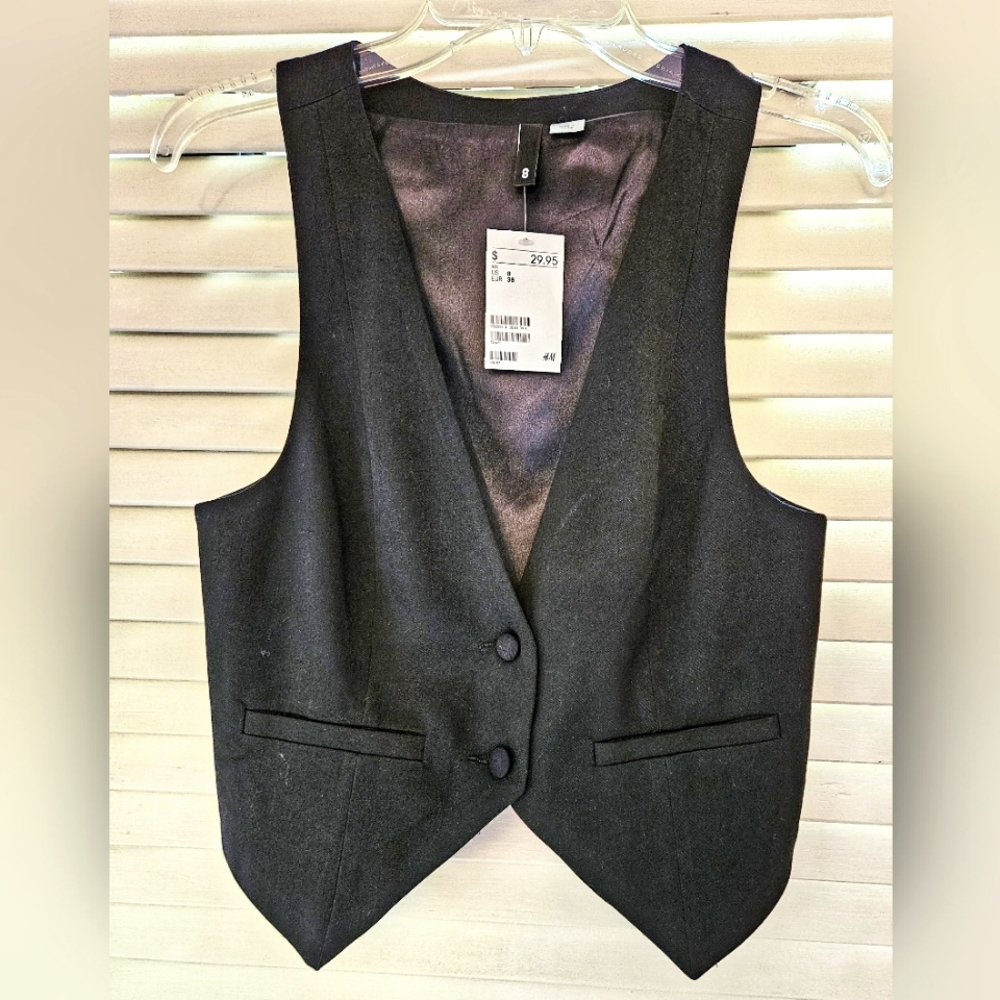 H & M black vest, NWT. Size 8